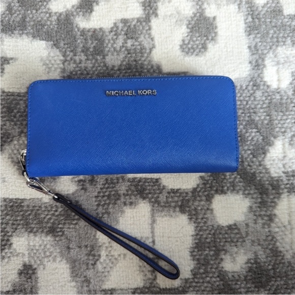 MICHAEL KORS SAFFIANO LEATHER ZIP AROUND WALLET IN ROYAL BLUE w/SILVER HARDWARE - Picture 5 of 8